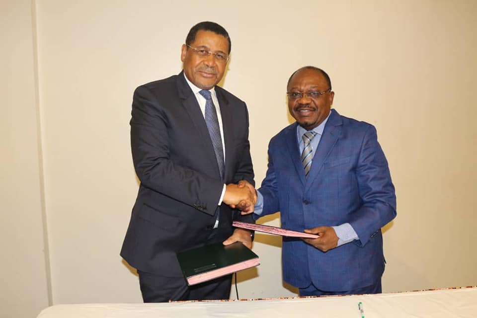 Le président de la Commission CEMAC, le Pr Daniel Ona Ondo saluant le Secrétaire général du CAMES, le Pr Bertrand Mbatchi au terme de la signature de la convention.