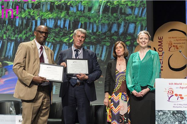 De gauche à droite : le Dr Eyasu Elias Fantahun, le Dr Tomaso Ceccarelli, Marie-Christine Cormier-Salem, directrice de la Fondation Agropolis, Nicola Barber, responsable des relations publiques du groupe Olam.