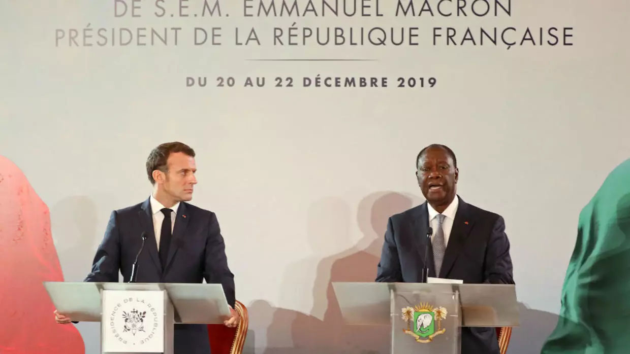 Les présidents Ouattara et Macron rendant publique, la décision de la création de l’Eco, lors d’une conférence de presse en décembre 2019, à Abidjan (Côte d’Ivoire).