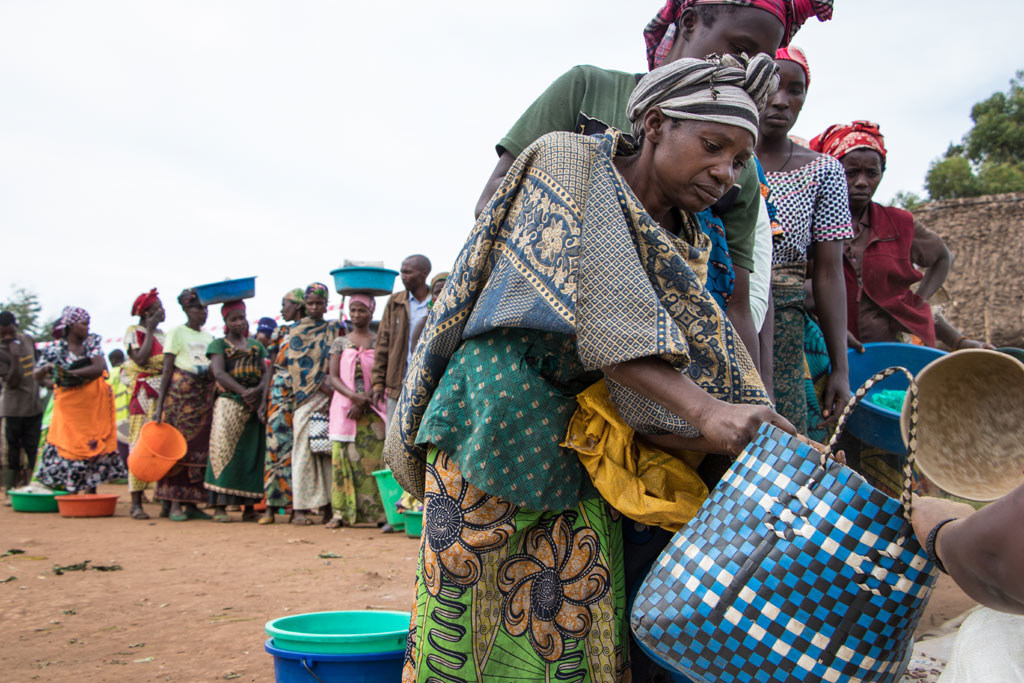 Des femmes se rassemblent à un point de distribution alimentaire à Nyanzale, au Nord-Kivu, en République démocratique du Congo..