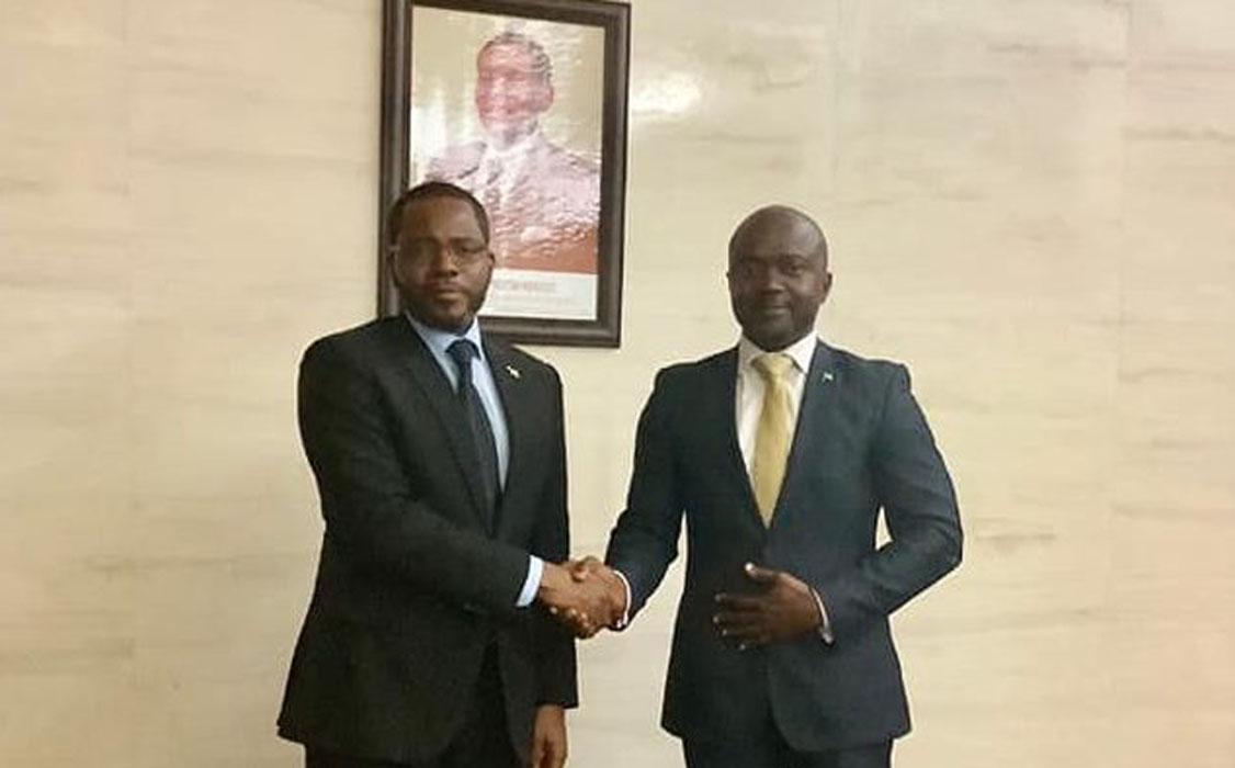 Le ministre Equato-guinéen en charge des Mines et des Hydrocarbures Gabriel Mbaga Obiang et son homologue de São Tomé-et-Principe,Osvaldo Abreu.