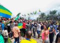 Des personnes célèbrent leur soutien aux putschistes dans les rues de Libreville, Gabon. /Photo prise le 30 août 2023 REUTERS/Gerauds Wilfried Obangome