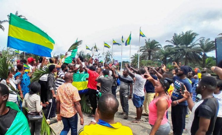 Des personnes célèbrent leur soutien aux putschistes dans les rues de Libreville, Gabon. /Photo prise le 30 août 2023 REUTERS/Gerauds Wilfried Obangome