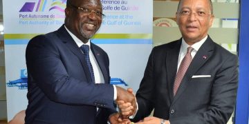 Cyrus NGO’O, Directeur Général du Port Autonome de Douala (PAD), recevant Martin Boguikouma, Directeur Général de l’Office des Ports et Rades du Gabon (OPRAG).