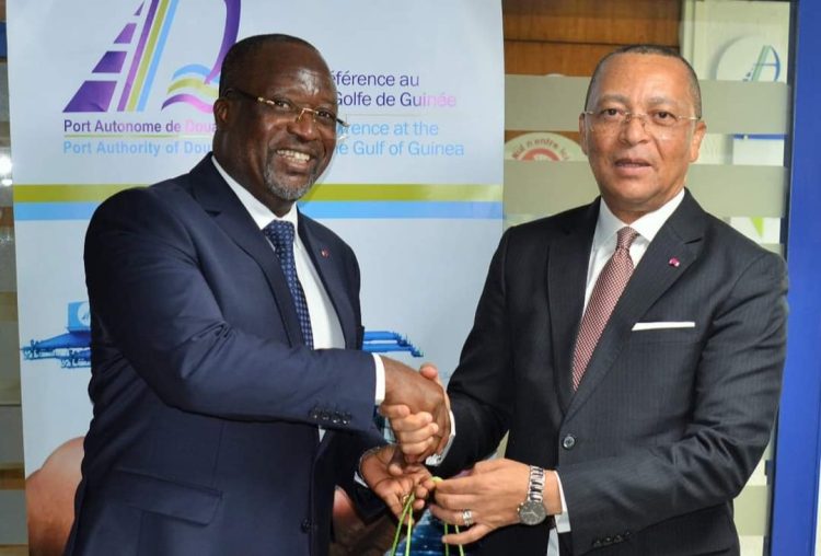 Cyrus NGO’O, Directeur Général du Port Autonome de Douala (PAD), recevant Martin Boguikouma, Directeur Général de l’Office des Ports et Rades du Gabon (OPRAG).