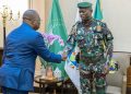 Le président de la Transition, le Général Brice Clotaire Oligui Nguema et Charles Assamba Ongodo, Vice-président de la Commission de la Communauté économique et monétaire de l'Afrique centrale (CEMAC).