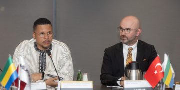 Le ministre de l'industrie François Mbongo Rafemo Bourdette et le vice-président de MUSIAD, Abdurrahman.