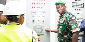 Le président de la Transition, le Général Brice Clotaire Oligui Nguema procédant à la mise en service de la Centrale solaire de la Plaine d’Ayemé.